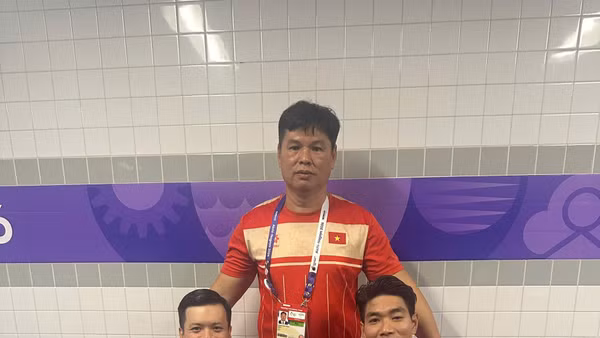 Lê Tiến Đạt và Đỗ Thanh Hải (phải) giành huy chương bơi hạng SB5 tại Asian Para Games 5. 