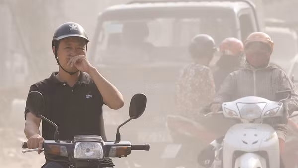Thực tế tại Hà Nội, ô nhiễm không khí chủ yếu do bụi mịn PM2.5. Nguồn ảnh: QĐDN