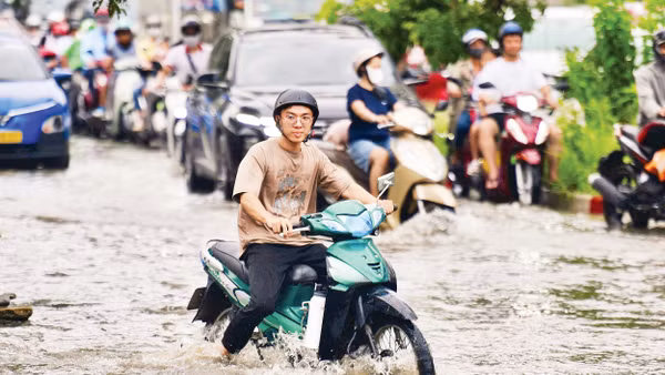 Thành phố Hồ Chí Minh ngập cục bộ một số tuyến đường do triều cường. Ảnh: Hồng Đạt