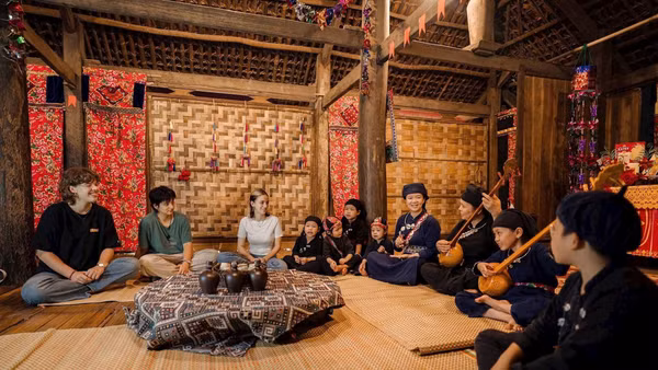 Du khách quốc tế đến với Khu bảo tồn Làng nhà sàn dân tộc sinh thái Thái Hải, tỉnh Thái Nguyên. Ảnh: Lâm Phong