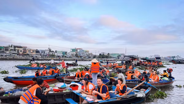 Du khách quốc tế khám phá văn hóa sông nước tại thành phố Cần Thơ. Ảnh: Lâm Phong