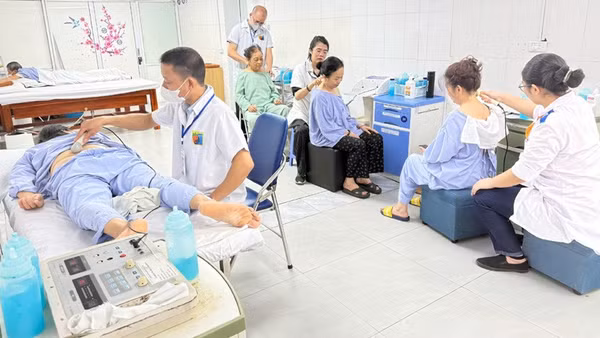 Người bệnh trên địa bàn Hà Nội điều trị bằng phương pháp y học cổ truyền tại Khoa Phục hồi chức năng và Y học cổ truyền, Bệnh viện đa khoa Hòe Nhai. (Ảnh: VÂN VÂN)