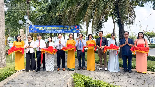 Các đại biểu cắt băng khai mạc Triển lãm.