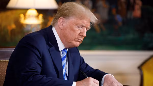 Tổng thống Hoa Kỳ Donald Trump ký một văn kiện tại Nhà Trắng ở thủ đô Washington D.C., Hoa Kỳ. (Ảnh: TTXVN)