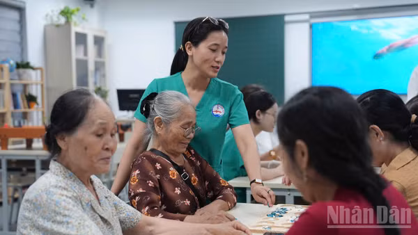Việt Nam cần làm gì với nguy cơ “già trước khi giàu”?