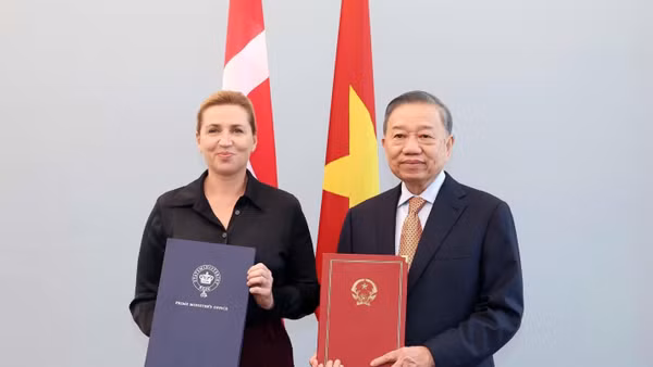 Tổng Bí thư, Chủ tịch nước Tô Lâm và Thủ tướng Đan Mạch Mette Frederiksen trao Tuyên bố chung về việc thiết lập quan hệ Đối tác chiến lược toàn diện giữa nước Cộng hòa xã hội chủ nghĩa Việt Nam và Đan Mạch. (Ảnh: TTXVN)