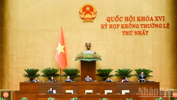 Phó Chủ tịch Quốc hội Nguyễn Hồng Diên điều hành nội dung Quốc hội biểu quyết thông qua Nghị quyết về việc tách Dự án điện hạt nhân Ninh Thuận thành các dự án độc lập. (Ảnh: DUY LINH)