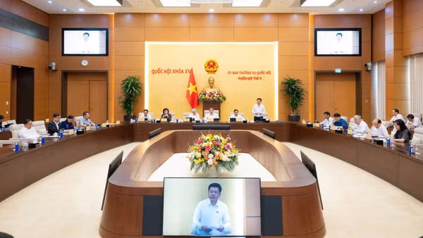 Phó Chủ tịch Quốc hội Nguyễn Hồng Diên điều hành phiên họp. (Ảnh: Media Quốc hội)