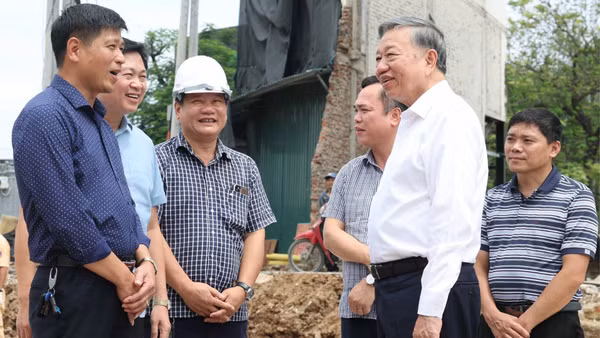 Tổng Bí thư, Chủ tịch nước Tô Lâm đi kiểm tra thực địa tại Dự án đầu tư xây dựng đường Vành đai 1 (đoạn Hoàng Cầu-Voi Phục). (Ảnh: TTXVN)