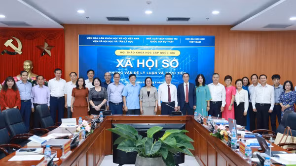 Các đại biểu dự Hội thảo chụp ảnh lưu niệm. (Ảnh: Minh Sơn)