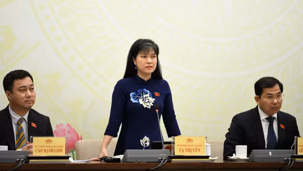 Phó Chủ nhiệm Ủy ban Công tác đại biểu Tạ Thị Yên trao đổi với các phóng viên tại họp báo. (Ảnh: DUY LINH)