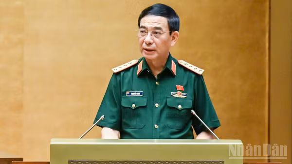 Đại tướng Phan Văn Giang, Phó Thủ tướng, Bộ trưởng Quốc phòng trình bày báo cáo tiếp thu, giải trình và chỉnh lý dự thảo Luật trước khi Quốc hội biểu quyết thông qua. (Ảnh: DUY LINH)
