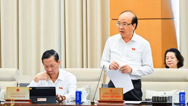 Chủ nhiệm Ủy ban Pháp luật và Tư pháp Phan Chí Hiếu báo cáo ý kiến về việc giải trình, tiếp thu, chỉnh lý dự thảo Bộ luật Hình sự (sửa đổi). (Ảnh: DUY LINH)