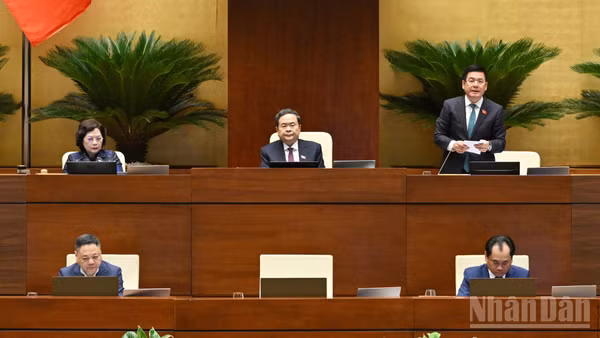 Phó Chủ tịch Quốc hội Nguyễn Hồng Diên điều hành phiên thảo luận ở hội trường sáng 21/8. (Ảnh: THỦY NGUYÊN)