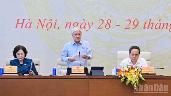 Phó Chủ tịch Thường trực Quốc hội Đỗ Văn Chiến phát biểu bế mạc Hội nghị. (Ảnh: THỦY NGUYÊN)