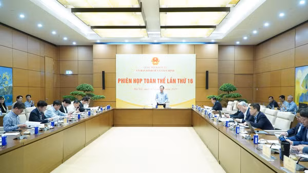 Phiên họp toàn thể lần thứ 16 Ủy ban Kinh tế và Tài chính, tháng 12/2025. (Ảnh: Quochoi.vn)