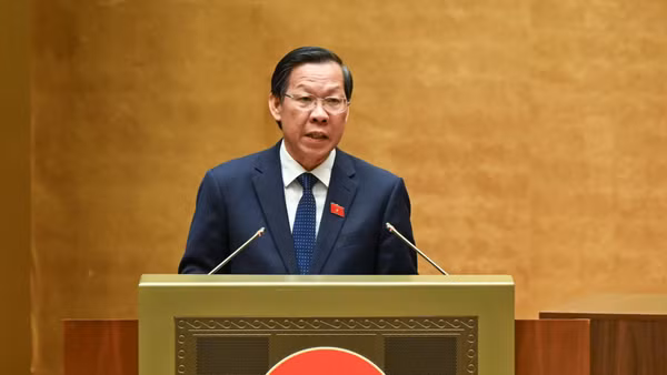Chủ nhiệm Ủy ban Kinh tế và Tài chính Phan Văn Mãi trình bày dự thảo Nghị quyết về kế hoạch phát triển kinh tế-xã hội 5 năm giai đoạn 2026-2030 trước khi Quốc hội biểu quyết thông qua. (Ảnh: DUY LINH)
