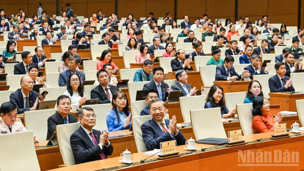 Tổng Bí thư, Chủ tịch nước Tô Lâm, Thủ tướng Chính phủ Lê Minh Hưng, cùng các đại biểu dự phiên bế mạc Kỳ họp không thường lệ thứ nhất, Quốc hội khóa XVI. (Ảnh: DUY LINH)