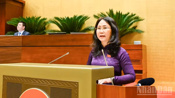 Bộ trưởng Văn hóa, Thể thao và Du lịch Lâm Thị Phương Thanh trình bày báo cáo giải trình, tiếp thu, chỉnh lý dự thảo Nghị quyết tại phiên họp. (Ảnh: DUY LINH)