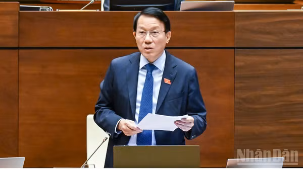Bộ trưởng Công an Lương Tam Quang trình bày báo cáo giải trình, tiếp thu, chỉnh lý dự thảo Nghị quyết trước khi Quốc hội bấm nút thông qua. (Ảnh: DUY LINH)