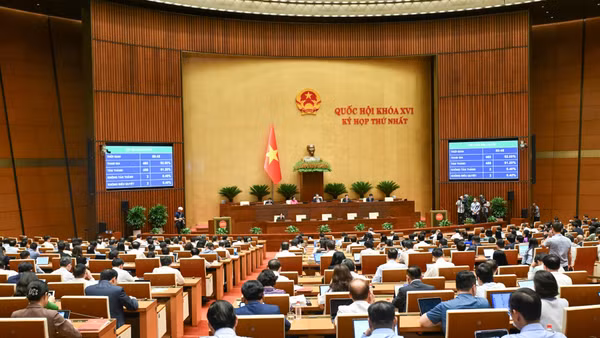 Quốc hội biểu quyết thông qua Luật sửa đổi, bổ sung một số điều của Luật Công chứng. (Ảnh: DUY LINH)