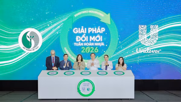 Thứ trưởng Nông nghiệp và Môi trường Lê Công Thành và các đại biểu thực hiện nghi thức phát động cuộc thi "Giải pháp Đổi mới tuần hoàn nhựa 2026".