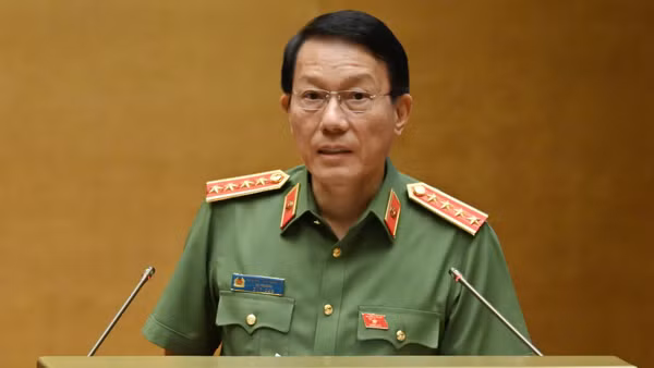 Bộ trưởng Công an, Đại tướng Lương Tam Quang trình bày tờ trình. (Ảnh: THỦY NGUYÊN)