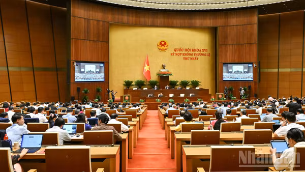 Quốc hội họp phiên toàn thể ở hội trường ngày 21/8. (Ảnh: THỦY NGUYÊN)