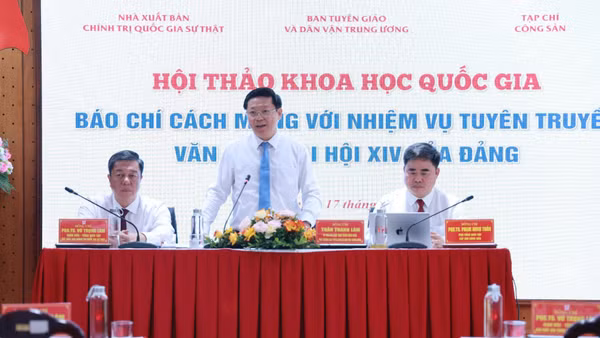 Đồng chí Trần Thanh Lâm, Ủy viên Trung ương Đảng, Phó Trưởng Ban Tuyên giáo và Dân vận Trung ương; PGS,TS Phạm Minh Tuấn, Phó Tổng Biên tập Tạp chí Cộng sản; PGS,TS Vũ Trọng Lâm, Giám đốc - Tổng Biên tập Nhà xuất bản Chính trị quốc gia Sự thật đồng chủ trì Hội thảo.