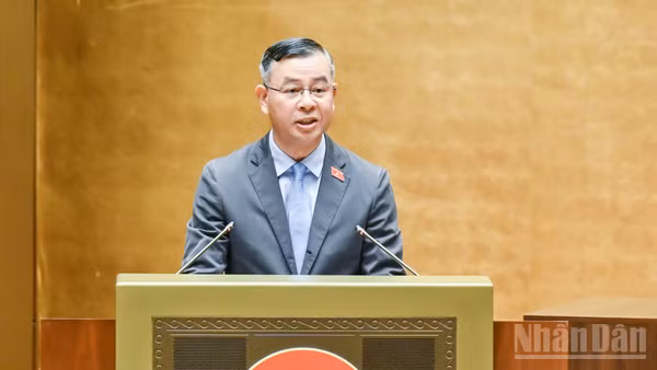 Bộ trưởng Tài chính Ngô Văn Tuấn trình bày báo cáo giải trình, tiếp thu, chỉnh lý dự thảo Luật trước khi Quốc hội biểu quyết thông qua. (Ảnh: DUY LINH)