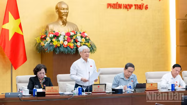 Phó Chủ tịch Thường trực Quốc hội Đỗ Văn Chiến điều hành phiên họp. (Ảnh: DUY LINH)