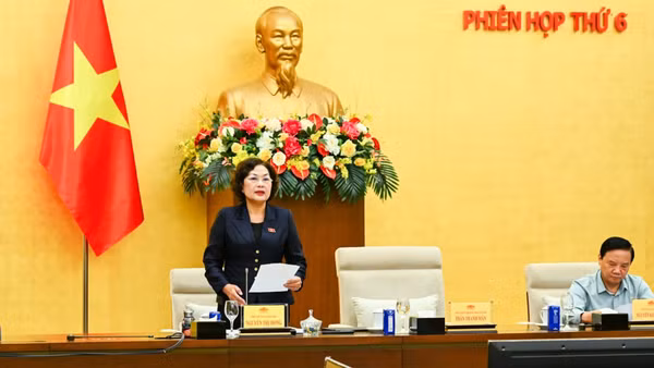 Phó Chủ tịch Quốc hội Nguyễn Thị Hồng điều hành phiên họp. (Ảnh: DUY LINH)