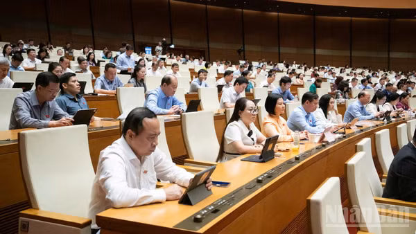 Các đại biểu Quốc hội dự phiên họp toàn thể ở hội trường tại Kỳ họp không thường lệ thứ nhất, Quốc hội khóa XVI. (Ảnh: DUY LINH)
