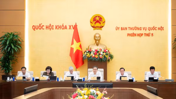 Chủ tịch Quốc hội Trần Thanh Mẫn, Phó Chủ tịch Thường trực Quốc hội Đỗ Văn Chiến và các Phó Chủ tịch Quốc hội tại phiên họp sáng 17/8. (Ảnh: Media Quốc hội)
