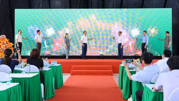Các đại biểu bấm nút “GREEN”, chính thức phát động Ngày Chuyển đổi xanh năm 2026.