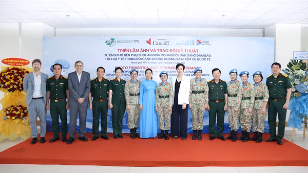Các đại biểu tham dự chương trình Triển lãm ảnh và trao đổi kỹ thuật “Từ ứng phó đến phục hồi: An ninh con người, sẵn sàng bảo đảm và hỗ trợ y tế trong bối cảnh khủng hoảng và nhiệm vụ quốc tế”. (Ảnh: BTC)