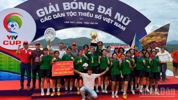Đội Lục Yên (Lào Cai) vô địch giải bóng đá nữ các dân tộc thiểu số Việt Nam lần thứ nhất. (Ảnh: THANH SƠN)