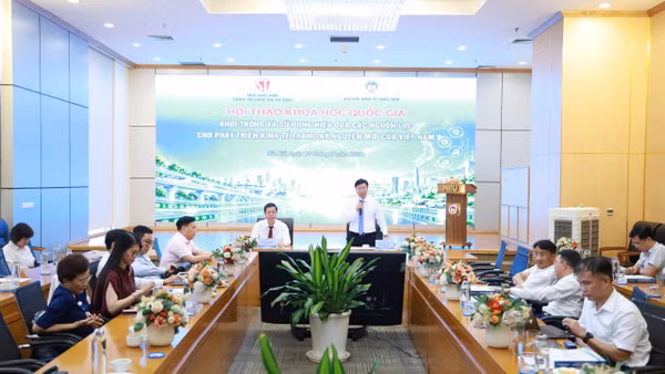 Phó Giáo sư, Tiến sĩ Vũ Trọng Lâm, Giám đốc - Tổng Biên tập Nhà xuất bản Chính trị quốc gia Sự thật và Phó Giáo sư, Tiến sĩ Bùi Đức Thọ, Giám đốc Đại học Kinh tế Quốc dân đồng chủ trì hội thảo. (Ảnh: BTC)