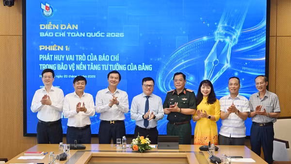 Đồng chí Lê Quốc Minh, Ủy viên Trung ương Đảng, Tổng Biên tập Báo Nhân Dân, Phó Trưởng Ban Tuyên giáo và Dân vận Trung ương, Chủ tịch Hội Nhà báo Việt Nam chụp ảnh cùng các diễn giả tham dự phiên thảo luận. 