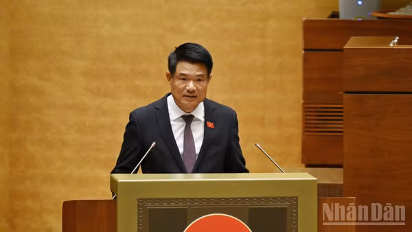 Viện trưởng Viện Kiểm sát nhân dân tối cao Nguyễn Huy Tiến trình bày tờ trình tóm tắt dự án Bộ luật Tố tụng hình sự (sửa đổi). (Ảnh: THỦY NGUYÊN)