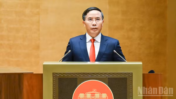 Thống đốc Ngân hàng Nhà nước Phạm Đức Ấn báo cáo một số nội dung tiếp thu, chỉnh lý dự thảo Luật trước khi Quốc hội biểu quyết. (Ảnh: DUY LINH)