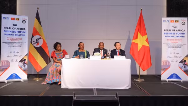 Phó Chủ tịch VCCI Nguyễn Quang Vinh, Đại sứ Uganda tại Việt Nam Betty Bigombe và đại diện các cơ quan của Uganda trao đổi với báo chí bên lề Diễn đàn Doanh nghiệp Việt Nam-Uganda ngày 12/8. (Ảnh: VCC)
