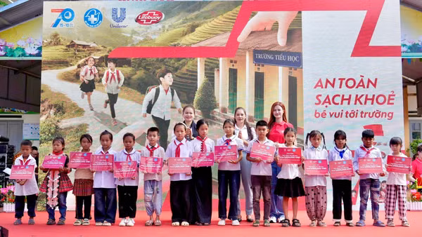 Trao các suất học bổng cho học sinh có hoàn cảnh khó khăn tại Trường Tiểu học Phúc Than, xã Mường Than, Lai Châu. (Ảnh: BTC cung cấp)