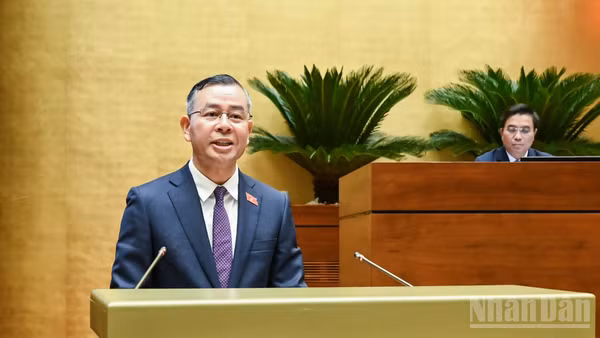 Bộ trưởng Tài chính Ngô Văn Tuấn trình bày báo cáo giải trình, tiếp thu, chỉnh lý dự thảo Luật trước khi Quốc hội biểu quyết. (Ảnh: DUY LINH)