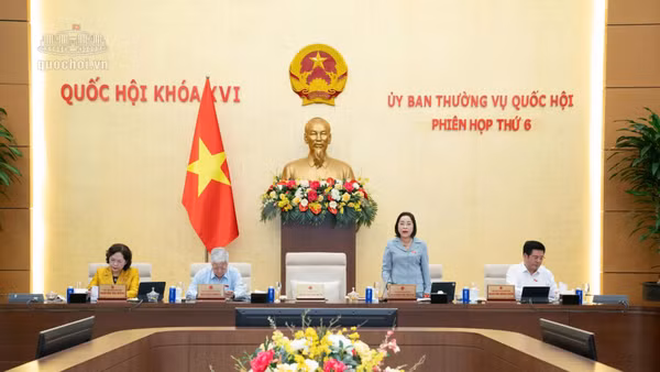 Phó Chủ tịch Quốc hội Nguyễn Thị Thanh điều hành phiên họp sáng 21/9. (Ảnh: Quochoi.vn)