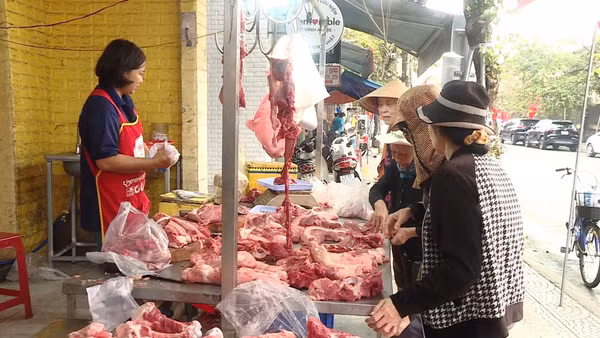 An toàn thực phẩm cần được chú trọng tại các khu chợ dân sinh. (Ảnh: DIỆU ANH)