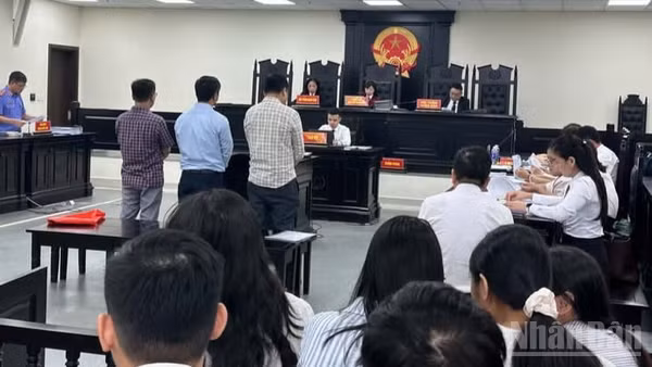 Quang cảnh phiên tòa. (Ảnh: H.N)