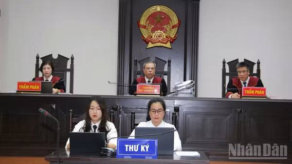Hội đồng xét xử phiên phúc thẩm. (Ảnh: HN)