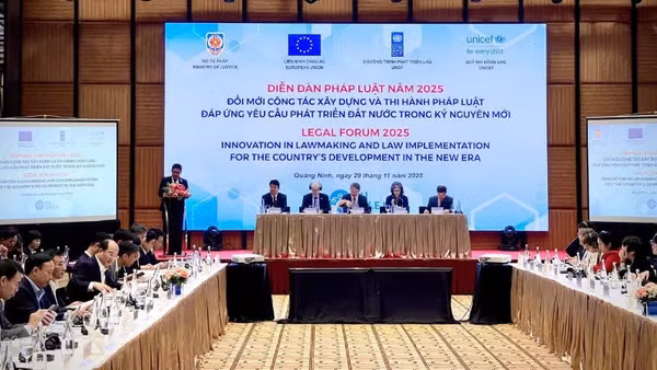 Quang cảnh Diễn đàn.