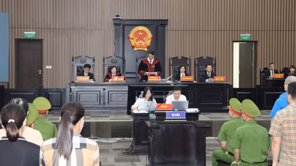 Hội đồng xét xử công bố quyết định đưa vụ án ra xét xử. (Ảnh: M.H)